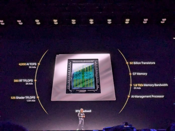 Jensen Huang présentant la prochaine génératioin de RTX Blackwell GPUs lors de la Nvidia Keynote au salon d'innovation technologique CES 2025 à Las Vegas