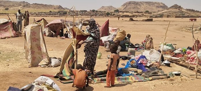 960px-Tawila_refugees_setting_up_shelter