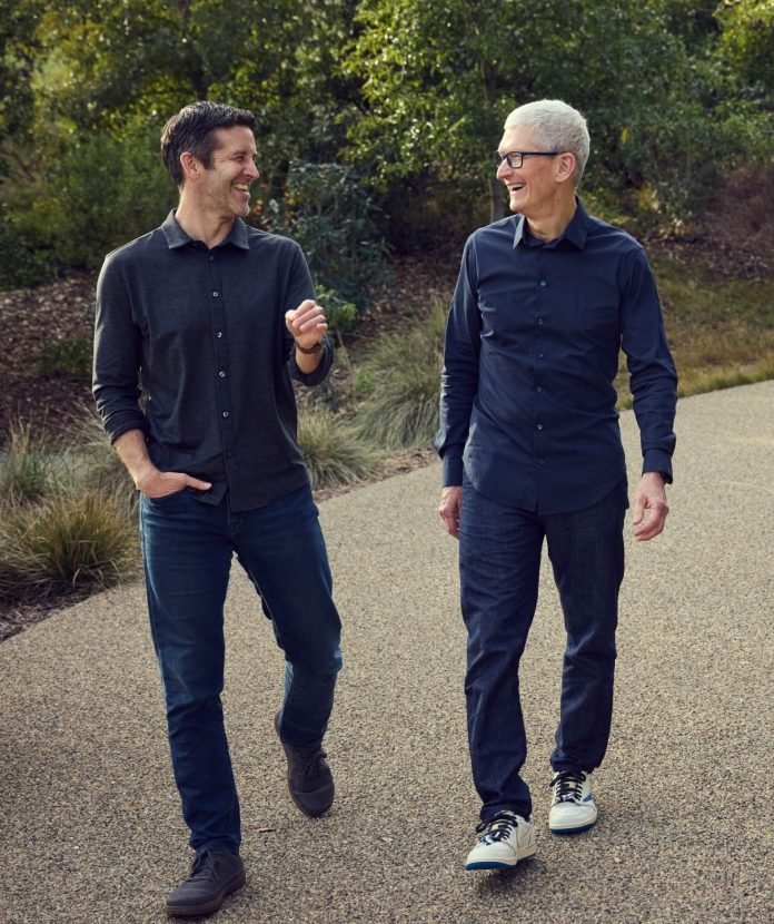Apple-John-Ternus-Tim-Cook_Full-Bleed-Image.jpg.xlarge_2x