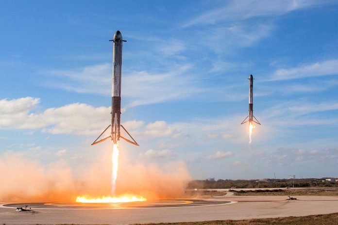 1280px-Falcon_Heavy_Side_Boosters_landing_on_LZ1_and_LZ2_-_2018_(25254688767)