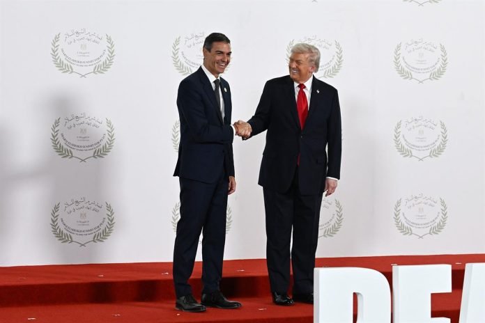 131025-sanchez-trump2