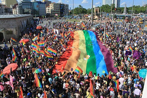 Gay_pride_Istanbul_at_Taksim_Square